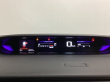 デジタル表示のスピードメーターとタコメーターを大きく配した見やすいメーター部になっています。左側のインフォメーション画面でオドメーターや燃費などの情報を確認できます。