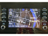 スマホやiPhoneと連携し、対応アプリをディスプレイに表示させて使うディスプレイオーディオ。使い慣れた従来のトヨタ車載ナビが利用できるエントリーナビキットを装着しています。