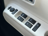 運転席ドアのウインドウ操作スイッチです。すべてのウインドウの開閉操作が可能です。また、ドアミラーはオート開閉なので、ドアロックで自動で閉じ、エンジンスタートで自動で開きます。