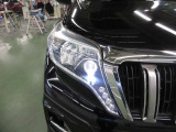 高輝度で点灯速度の速いLEDヘッドランプ& LEDクリアランスランプ(デイライト機能付)&LEDフォグランプがついています。