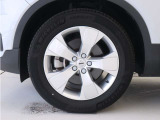 5スポーク7.5J&times;18インチシルバーアルミホイール。衝突回避・被害軽減ブレーキシステムやパイロット・アシストなど、数多くの先進安全・運転支援機能を標準装備。