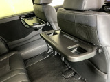 前席背面には格納式のテーブルも装備。食事やスマホ・タブレットでの動画視聴など様々な用途で活躍します。サイドにはちょっとした荷物がかけれる便利なコンビニフック付きです。