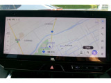大画面12.3インチ。センター通信型コネクティッドナビの対応に加え、通信が途切れて万一保持する地図情報の外に出てしまった場合でも、続けてナビ機能が利用できる車載ナビ機能も搭載しています。