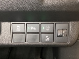 ハンドルの右側にはヘッドライトレベライザーとHondaセンシング用のメインスイッチがついています。ヘッドライトレベライザーは道路状況や積荷の加重に応じてライトの高さを調節できます。