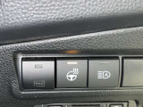 オートマチックハイビームとは、先行車や対向車のライトを認識し、ハイビームとロービームを自動で切り替える機能です。夜道の視界を確保します。詳細は販売店スタッフまでおたずねください。