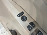 狭い駐車場で便利な電動格納ドアミラーが付いています。