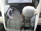 ★オートエアコン★温度設定だけで車がいつも快適に自動調整します♪風量や吹き出し口も自動で行われます。もちろんお好みの設定にも調整可能です♪