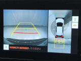 車の全周囲の画像が表示されます。運転席から見づらい個所なども、上空から見たような映像で確認できます。映像のきりかえも出来、後方確認だけでなく大変便利な機能です。