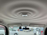 キューブの特徴的な室内天井の、水面の波紋をイメージしたお洒落なデザインです。
