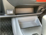 100V AC電源(100W)コンセントや、小物置き、シガーソケットが前席中央にあり、便利に使えます☆