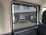 ▲サンシェード▲スライドドアの窓には左右ともロールサンシェードがついていますので窓からの日差しがまぶしい時にサッと引き出してお子様の安眠を守ります☆