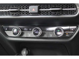 プラズマクラスター技術搭載フルオートエアコンを装備。車内の温度設定だけでなく空気清浄や脱臭などの効果を発揮して車内は快適空間♪