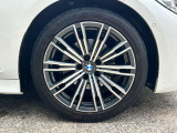 また、BMW正規認定中古車は、エマージェンシーサービスが自動付帯。24時間365日、皆様のカーライフをサポート致します。確かな安心のうえで、「駆けぬける歓び」をご堪能ください。