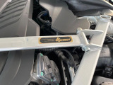 【Kansai SERVICE フロントタワーブレス】FR車ならではのハンドリング性能を高め、操る歓びをさらに深めるアイテムです。
