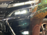 【LEDヘッドライト】悪天候や夜間走行時も良好な視界を確保し安心して運転できる高輝度LEDヘッドライトを装備!点灯速度が早く、消費電力も抑えられています。