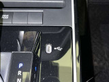 充電用USB端子付き。スマートフォンなどの充電に便利です。