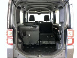 バックドアを上げた状態です。シートを倒せば荷室のスペースが広くなります!用途に合わせて快適な室内を!