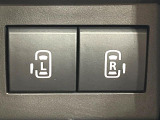 【両側パワースライドドア】スマートキーや運転席のスイッチで後席両側スライドドアの開閉が可能♪電動だから力を入れてドアを開ける必要が無く、小さなお子様でも簡単に開け閉めでき快適です♪