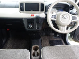 運転のしやすさを最優先に設計された見晴らしの良いインパネ。車両間隔が掴みやすく狭い道でも安心。