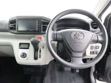 運転席側から見た写真です、お車にマッチングするように考えられたインパネデザイン!沢山のスイッチ類も運転させる方が使いやすい位置に配置されていますね!