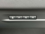 【メモリー機能付き電動シート】3パターンまでシートの位置を記憶させることができます。これで家族間でもスイッチ一つで自身の椅子の位置にセットできます。