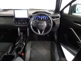 革巻きステアリングで快適な操作性の運転席です。