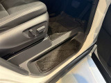運転席の画像です。十分なスペースがあり、ゆったりした状態で運転していただけます♪