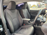 運転席まわりには十分なスペースがあり、大柄な方でもゆったり運転していただける環境です。