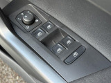 運転席ドアに集約されたパワーウィンドスイッチで全窓をスマートに操作できます。
