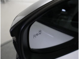 隣車線を走る車両をレーダーで検知し、ドアミラーでは確認しにくい後側方エリアに存在する車両に加え、急接近してくる車両も検知します。車両を検知するとドアミラーに搭載されたLEDインジケーターが点灯します。
