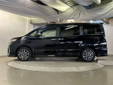 助手席側は電動スライドドアになってます。運転席やキーのリモコンで開閉できるので手が塞がっていても楽に積み降ろし出来ますよ。