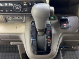 インパネシフトだから視線の移動も少なく足元もスッキリ♪運転席もゆったりしているのでゆとりを持ってドライブできますね!