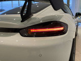 立体的な造形のLEDテールライト。スモークレンズ調のシャープな発光で、後続車からの視認性も良好です。