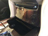 USB端子はシフトレバー前の小物入れ内に設置されています。車内のスピーカーを通して、携帯型音楽プレーヤーに録音した音楽を楽しむことができます。