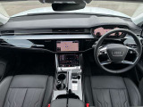 運転席と助手席の全体写真になります。