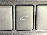 【パワーバックドア】スマートキーや運転席のボタンを押すだけでリアゲートが自動で開閉します!荷物を持っている時や、高い位置にあるバックドアを閉める際に便利な機能です♪