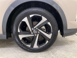 純正のアルミホイール装着。タイヤサイズは195/60R17