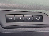 【運転席ポジションメモリー付パワーシート】ワンタッチで記憶させていたシートの前後・リクライニングはもちろん、シートリフターも備えます☆快適なドライブをお楽しみ下さい♪