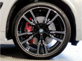 【BMWアロイホイル】軽量かつ強度に拘ったアロイホイル。走行性能ポテンシャルを引き出す設計。車の足元を引き締めてくれる大きなポイントはアロイホイルです。