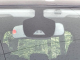 【エマージェンシーブレーキ】フロントカメラで前方の車両や歩行者を検知。衝突しそうな時は衝突被害軽減ブレーキが作動、衝突回避をサポート。より安全にドライブをお楽しみいただけます。