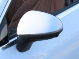 【LED内蔵ウィンカー】LEDとクロームの先進的なコントラストのミラーデザインに加え、後退時助手席側のミラーが自動で下方を向くリバースポジション機能も備えており実用性も兼ね備えています。