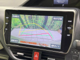 【バックカメラ】駐車時に後方がリアルタイム映像で確認できます。大型商業施設や立体駐車場での駐車時や、夜間のバック時に大活躍!運転スキルに関わらず、今や必須となった装備のひとつです!