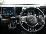 運転にかかわる様々な操作を安全に行えるように視点移動が少なく、操作性に配慮されたスイッチ類が凝縮されたコクピットです。