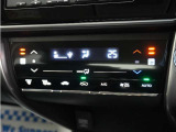 フルオートエアコン搭載。好みの温度に設定するだけで、風向や風量を自動でコントロール!いつでも快適な車内環境に。さらに、体を直接温めるシートヒーター付きで寒い季節も暖かく過ごせます。