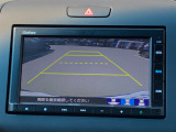 ■バックカメラ■ガイドラインが表示されるので、バック駐車が苦手な方でも安心です!ギアをリバースに入れれば自動的に切り換わりますので、面倒な操作も不要です♪狭い駐車場もお車を傷つけず安心ですね!