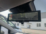 インテリジェントルームミラー搭載で、車の後方に設置されたカメラ映像を映し出してシートバックやヘッドレスト、同乗者に視界が遮られることがなく視認性が非常に良いです