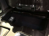 シフトレバー前の小物入れ内には、USB/AUX(音声・映像)入力端子が設置されています。