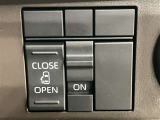 パワースライドドアを採用しており、運転席から簡単に開閉操作が可能です。駐車場や狭い場所でも扱いやすく、乗車時・降車時の負担を軽減します。