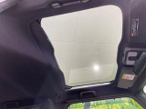 【スカイフィールトップ】ガラスルーフ搭載で車内の解放感が一気にアップ!開放的なドライブをお楽しみいただけます。