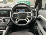 2020年フルモデルチェンジよりデザインに大きく変更が加えられ、より洗練された設計に。グリップしやすい形状は「パフォーマンスSUV」であることを主張します。